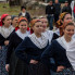 Ophod povorke bijelih maškara, djevojke na kraju povorke, Putnikovići, ožujak 2014. (foto: <em>Stjepan Tafra</em>)